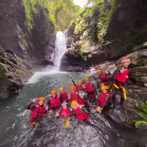 新竹梅花溪✦鑽洞✦跳水✦人體接力飄飄河✦含來回交通接駁