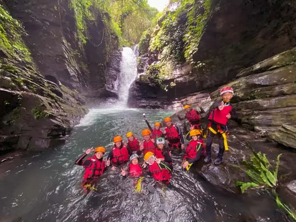 新竹梅花溪✦鑽洞✦跳水✦人體接力飄飄河✦含來回交通接駁
