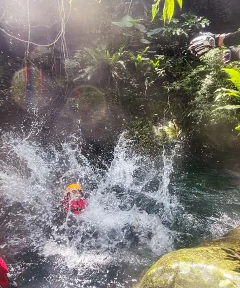 新竹梅花溪✦鑽洞✦跳水✦人體接力飄飄河✦含來回交通接駁:圖片 4